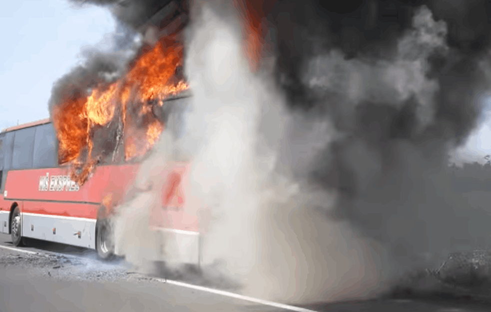 KOD FEKETIĆA SE ZAPALIO AUTOBUS: Vozilo guta vatra i kulja gust crn dim (VIDEO)